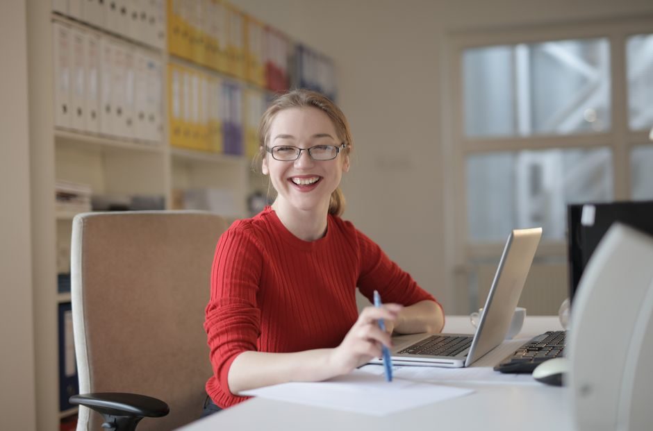 Porträt von Lea Sommer vor einem Laptop